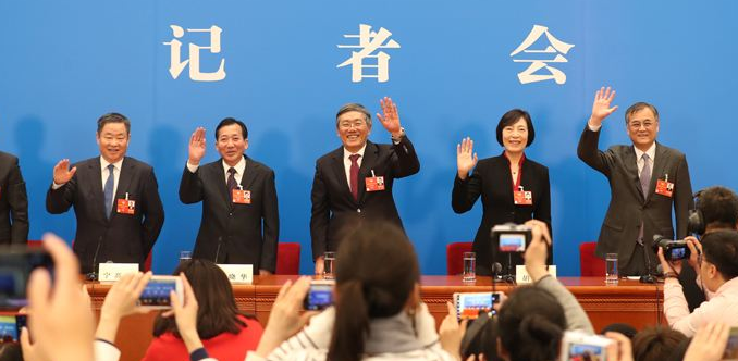 流动性枯竭还是货币战？美元10天升值6.7% 人民币6天跌去1500点